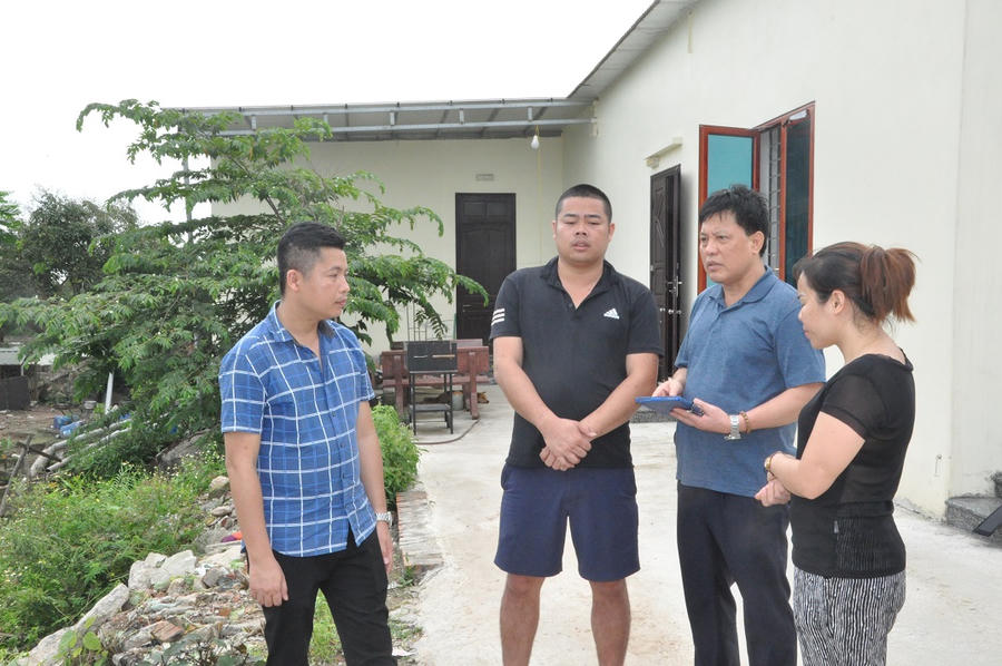 Đối tượng Cường (mặc áo đen, quần đùi)