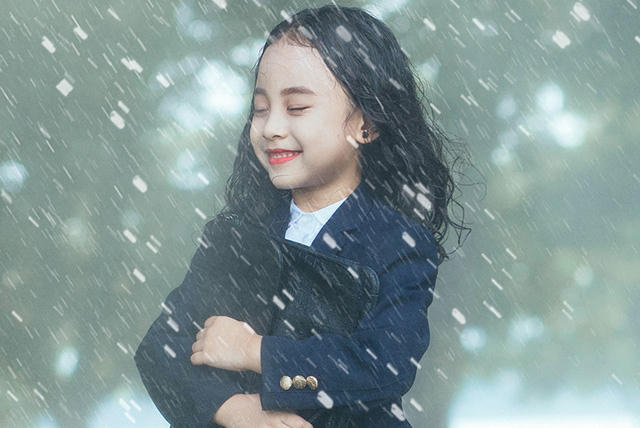 Còn cô học sinh "em gái mưa" cũng đang là mẫu nhí nổi tiếng Trần Lê Bảo Vy.