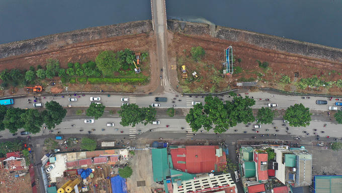 Đường Láng dài 4 km, từ ngã tư Cầu Giấy đến Ngã Tư Sở, chạy bên bờ đông sông Tô Lịch. Tuyến đường có mật độ giao thông rất lớn, thường xuyên ùn tắc ở các ngã tư. Để giảm ách tắc, Sở Giao thông Vận tải Hà Nội quyết định xén hè bên phải, sát bờ sông để mở rộng mặt đường thêm trung bình 3,5 m, xây mới vỉa hè rộng 1,5 m.
