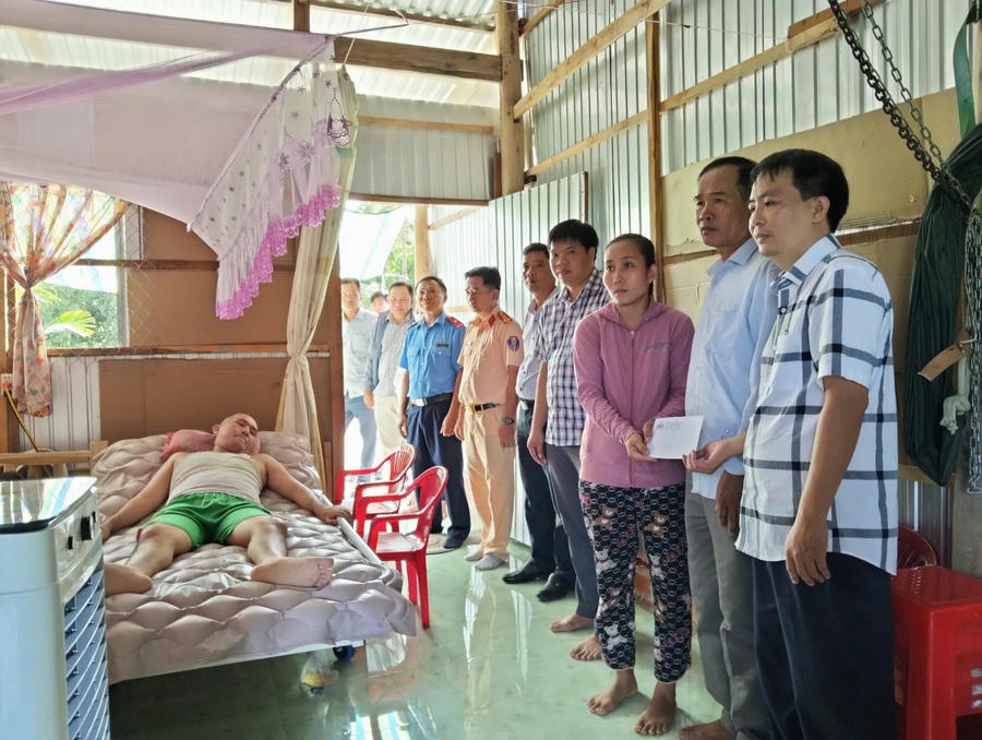 Đại diện Ban An toàn giao thông tỉnh Cà Mau đến thăm gia đình nạn nhân tai nạn giao thông trên địa bàn tỉnh.