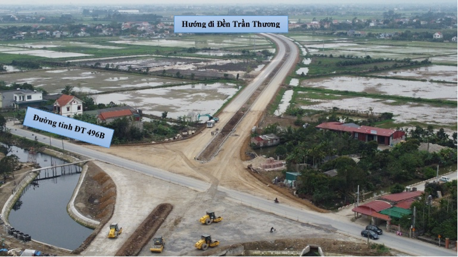 Đoạn tuyến đi cắt qua đường tỉnh 496B trên địa bàn xã Hưng Công, huyện Bình Lục do Công ty CP xây dựng hạ tầng Đại Phong đang thi công phần mặt đường và kè Nút giao này. (Ảnh: Trung Nghĩa)