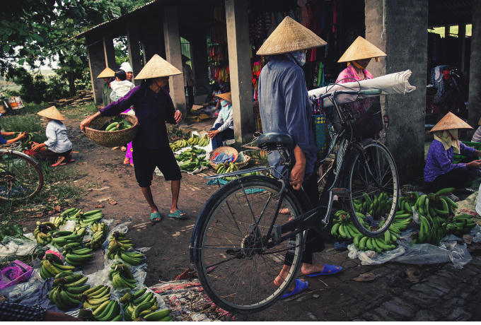 Để thuận tiện cho việc mua bán, những mặt hàng giống nhau cũng được sắp xếp ngồi gần nhau, một góc chợ bán chuối.