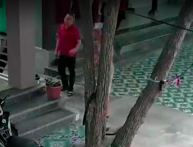 Một thanh niên áo phông đỏ, đã nói với bố đẻ của anh Lập rằng