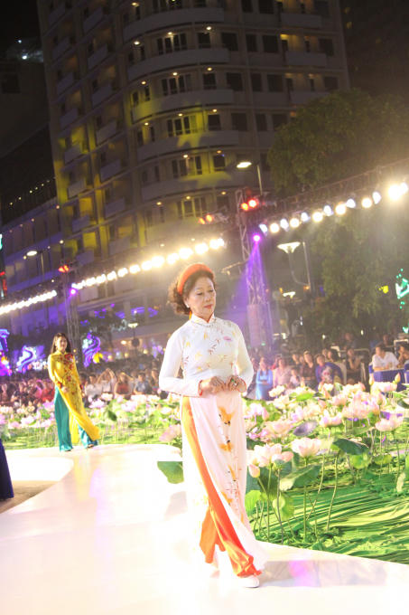 Bà Lý tự tin trong phần trình diễn áo dài của mình, mặc dù đã ở tuổi 68.