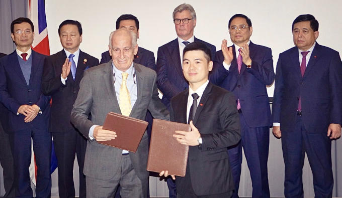 Ông Đỗ Vinh Quang, Thành viên HĐQT Tập đoàn T&amp;amp;T Group và đại diện Formula E Operations (Anh) trao thỏa thuận hợp tác nghiên cứu và khảo sát việc triển khai chương trình đua công thức 1 bằng xe điện.