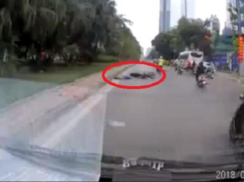 Thanh ni&ecirc;n kh&ocirc;ng mũ bảo hiểm tự ng&atilde; lăn ra đường. (Ảnh: Cắt từ clip)