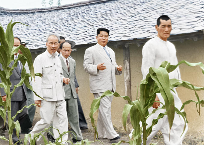 Lãnh đạo hai nước tới thăm Nông trường Hiệp Động (Triều Tiên).