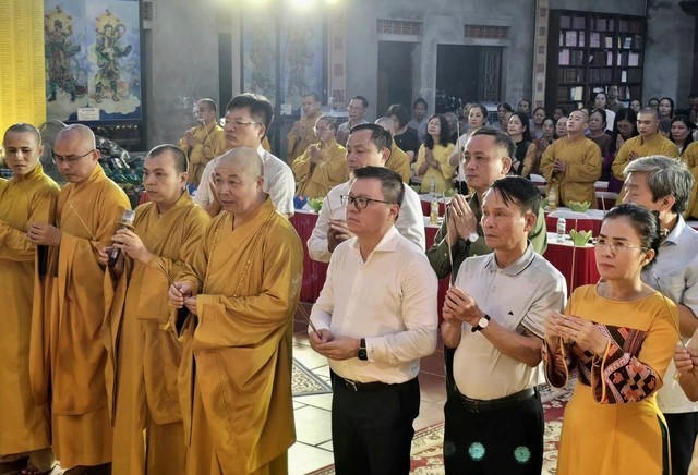 Các đại biểu dâng hương lên anh linh liệt sĩ nhà báo.