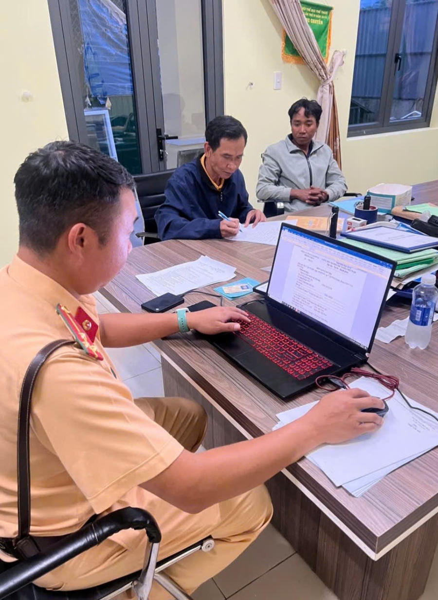 Cán bộ Tổ CSGT Prenn làm việc với tài xế K’T. Ảnh: Công an Lâm Đồng