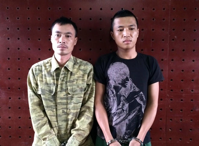 Thăng (trái) và Năng tại cơ quan công an (ảnhTùng Lâm).