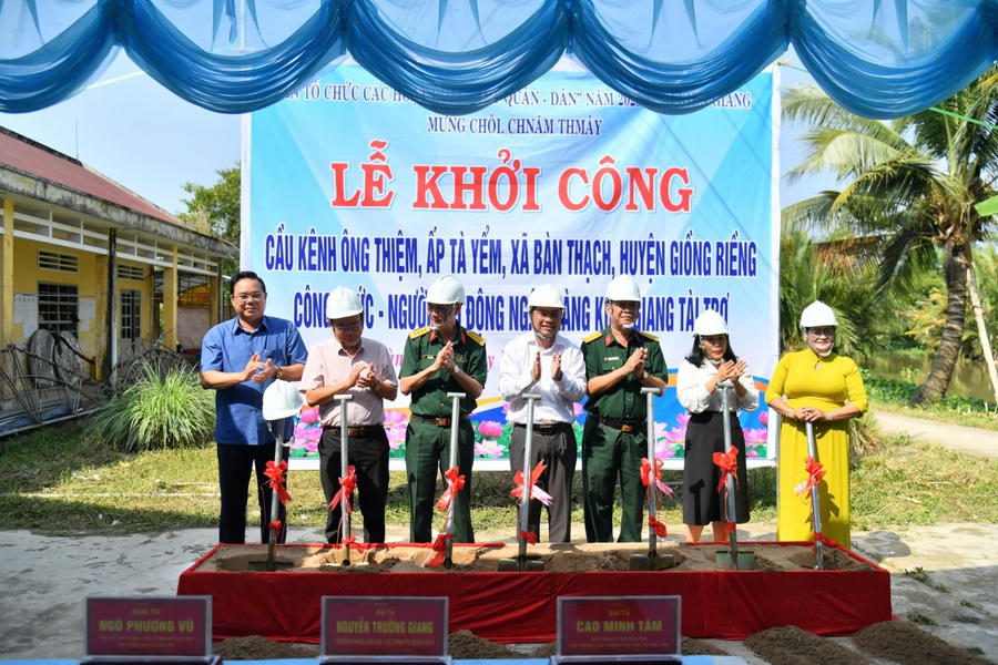 Khởi công xây dựng cầu kênh Ông Thiện trị giá 250 triệu đồng tại ấp Tà Yểm, xã Bàn Thạch, huyện Giồng Riềng.