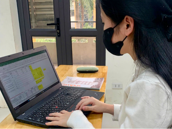 Lan Anh luôn bận rộn với công việc. (Ảnh: Nguyệt Hòa)