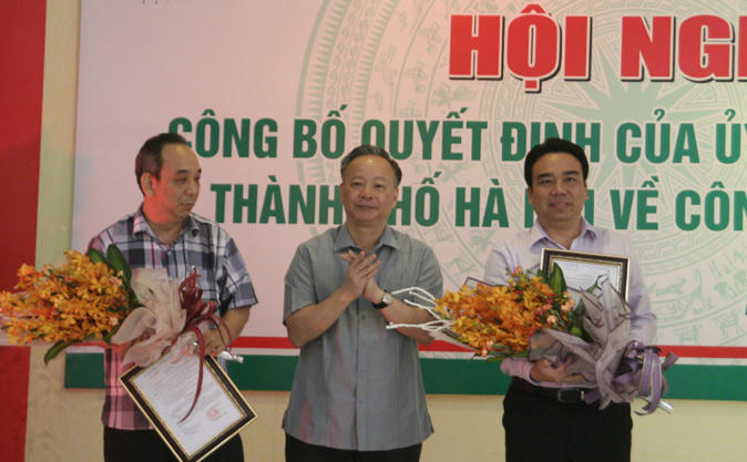 Đồng chí Nguyễn Văn Sửu trao quyết định và chúc mừng cácđồng chí Nguyễn Tiến Hưng, Lê Văn Tuấn.