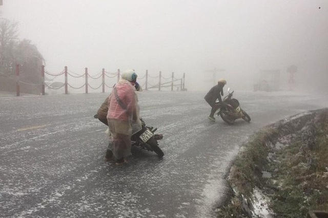 Băng tuyết, tầm nhìn thấp khiến nhiều phương tiện mất lái. Ảnh: Phạm Hoài