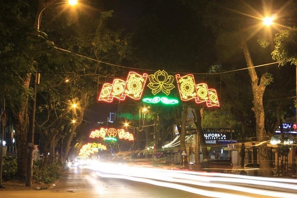 Những ánh đèn rực rỡ trên đường Điện Biên Phủ. Ảnh: Như Trường.