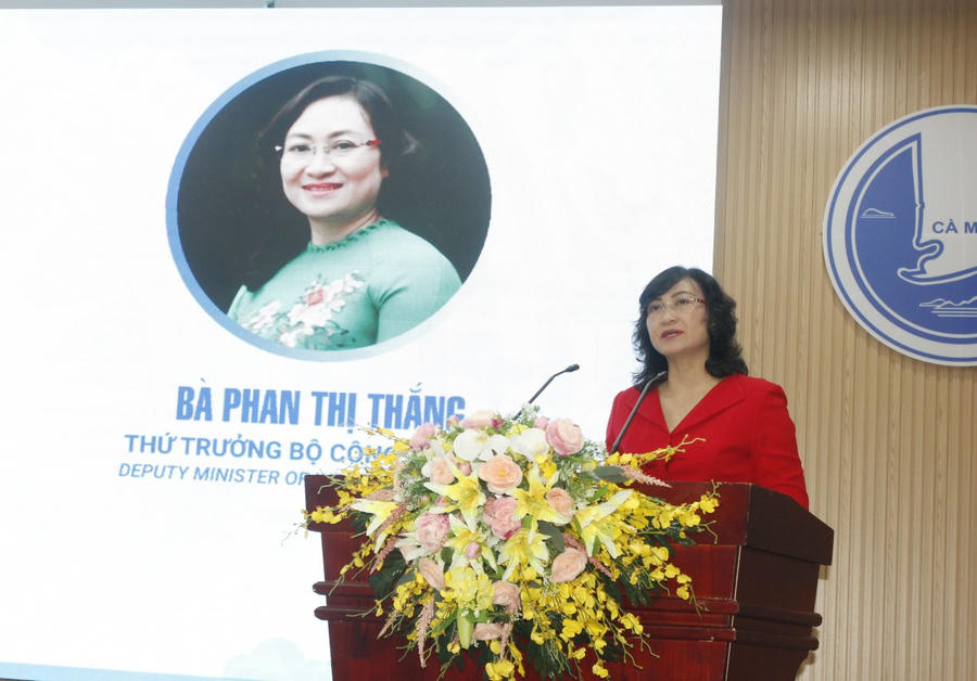 Bà Phan Thị Thắng - Thứ trưởng Bộ Công Thương, phát biểu chào mừng Hội nghị.