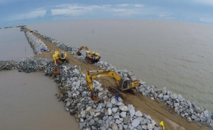 Đê chắn sóng phía Nam luồng sông Hậu thi công đạt gần 90% khối lượng.