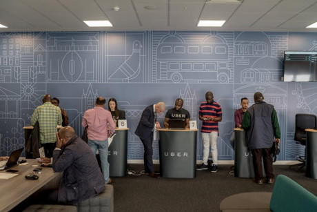 Một trong các trung tâm đăng ký Uber ở London. Ảnh:NYT