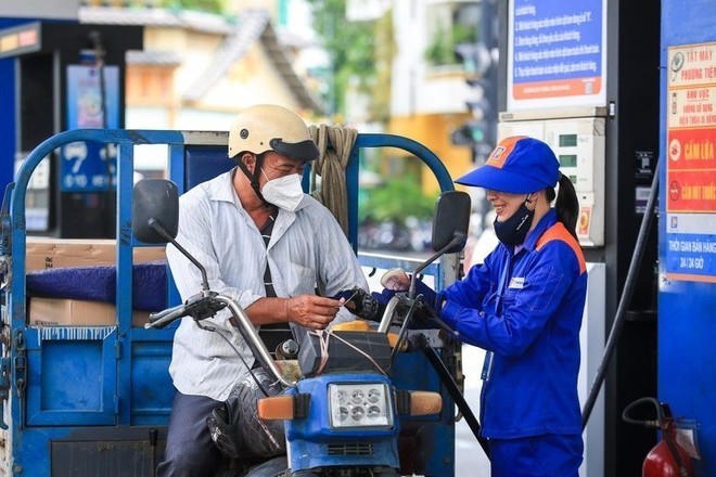 Sau 2 phiên giảm, giá xăng bật tăng đạt ngưỡng cao nhất trong tháng. (Ảnh minh họa)