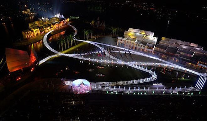 Con đường tơ lụa ánh sáng được vẽ bằng hiệu ứng mapping trong Show diễn.
