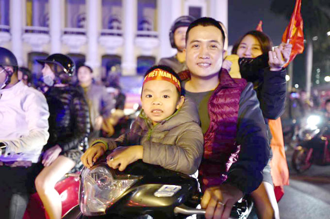 Mọi lứa tuổi đã đổ ra đường ăn mừng chiến công của U23 Việt Nam.