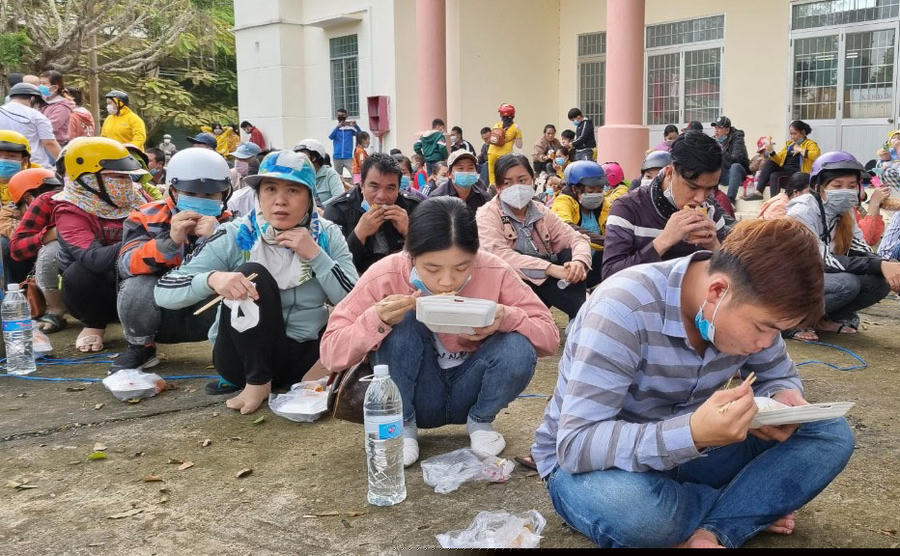 Người dân được phát thức ăn, nước uống miễn phí. Ảnh: Anh Vũ