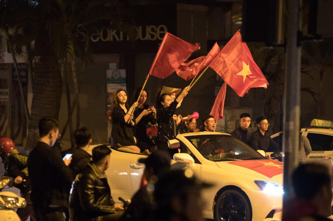 Cỏ đỏ sao vàng được giương cao và tung bay phấp phới, thể hiện sự tự hào dân tộc, tự hào về các chàng trai U23 của chúng ta.