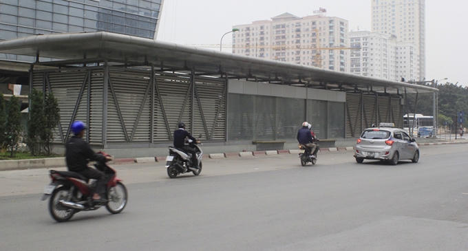 Được đầu tư lớn nhưng đến nay, một số nhà chờ xe bus hiện đại như thế này vẫn nằm im bất động