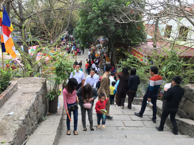 Du khách đến chùa Phật Tích.