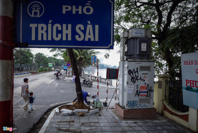 UBND TP Hà Nội vừa ban hành quyết định về thiết kế mẫu vỉa hè đô thị trên địa bàn thành phố. Theo đó, hơn 100 tuyến phố tại thủ đô sẽ được lát đá tự nhiên hoặc gạch bê tông vân đá, gạch block.