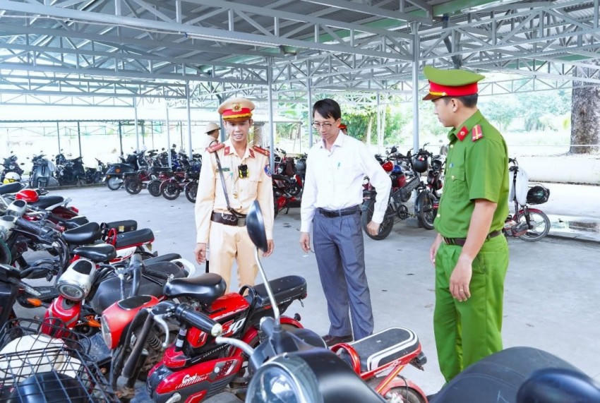 Kiểm tra xử lý tình trạng học sinh đi xe máy đến trường.