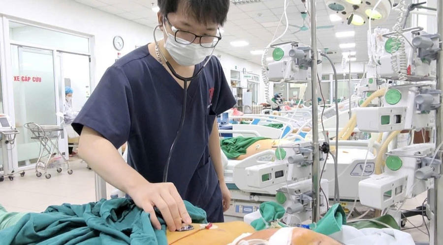 Bệnh Leptospira có phổ lâm sàng rất đa dạng, từ các triệu chứng nhẹ tới các thể bệnh rất nặng gây nhiều biến chứng nguy hiểm như tổn thương gan, suy thận... (Ảnh: Bệnh viện Nhiệt đới Trung ương)