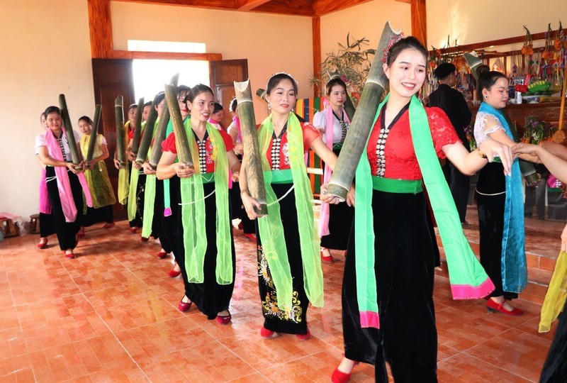 Nghi thức Lễ tại nhà Then trước khi ra suối để gội đầu. Ảnh: Nguyễn Nga