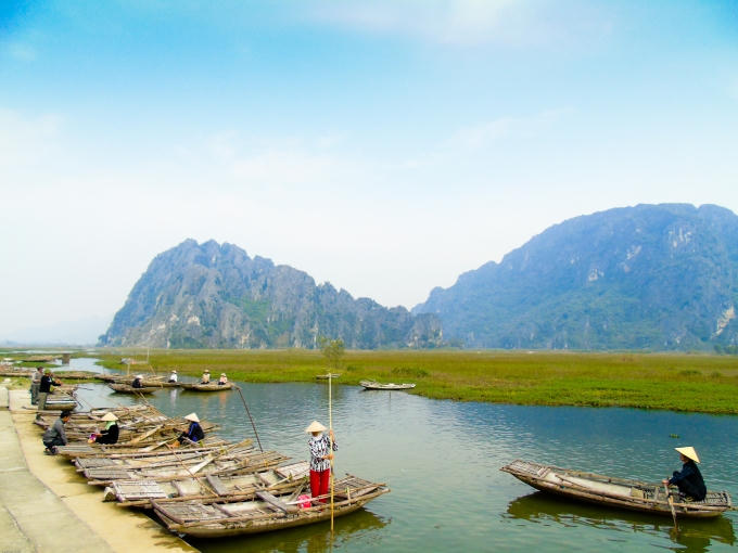 Du khách về Vân Long để được đắm mình trong cảnh không gian non xanh nước biếc.