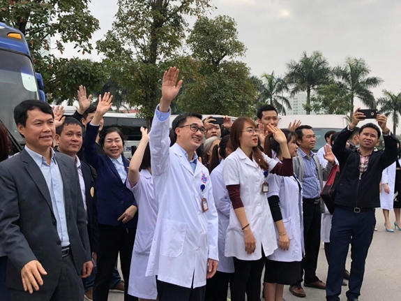 Ban l&atilde;nh đạo Bệnh viện K tiễn người bệnh về qu&ecirc; ăn Tết.