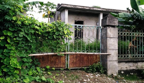 Chỉ xậy dựng được phần thô như tường bao, nhà điều hành, bể nước... sau đó bị bỏ hoang mặc cho nắng mưa hủy hoại.