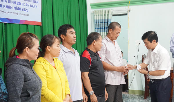 Trao tặng thẻ BHYT cho người dân có hoàn cảnh khó khăn tại huyện Tây Sơn.