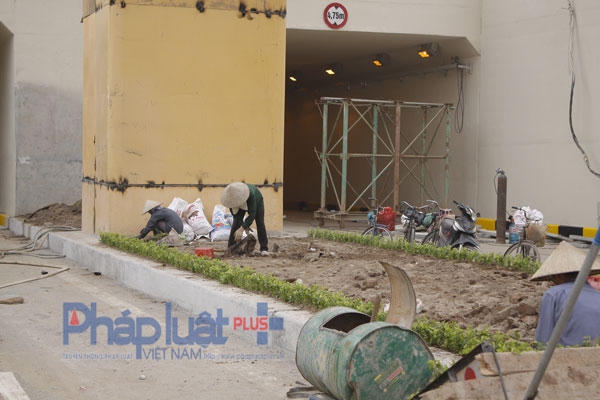 Những hạng mục phụ đang dần được hoàn thiện. Ảnh: Như Trường