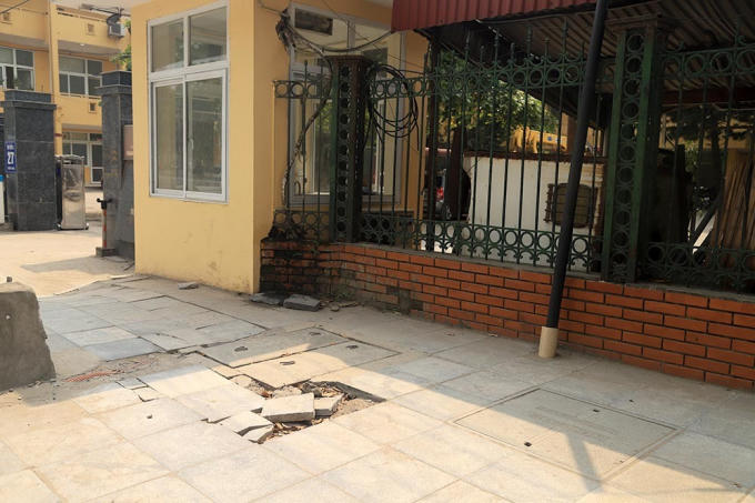 Đá lát vỉa hè lại loại đá tự nhiên chống trơn trượt, so với vật liệu khác thì loại đá này đươc cho có khả năng chống thấm, nước tốt hơn, cách nhiệt an toàn