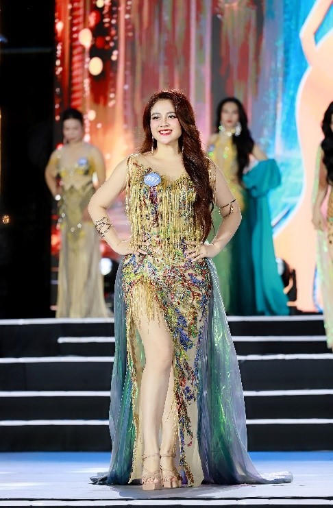 Đoàn Kim Thoa kiều diễm trong trang phục dạ hội.