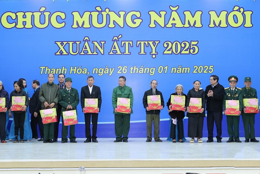 Thủ tướng tặng quà cho các gia đình.
					
				
			
			Thủ tướng tặng quà cho các gia đình.