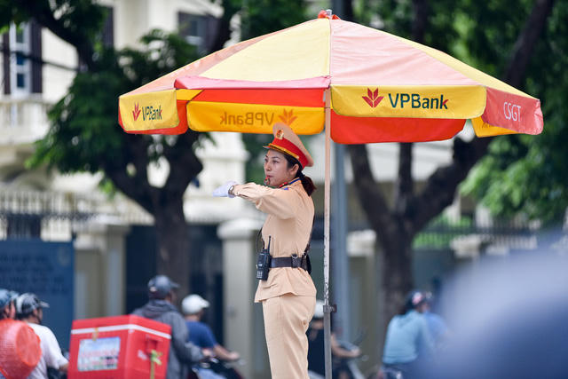 Giao thông trong giờ cao điểm buổi sáng luôn diễn ra khá căng thẳng. Cùng với đồng nghiệp, Thượng uý Hà phải làm việc hết sức tập trung.