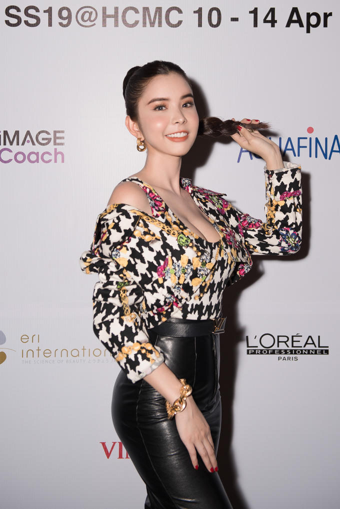 Xuất hiện trong đêm cuối của Tuần lễ thời trang quốc tế Việt Nam Xuân Hè 2019, Hoa hậu du lịch thế giới 2018 Huỳnh Vy chọn cho mình phong cách thanh lịch nhưng vẫn rất high-fashion.