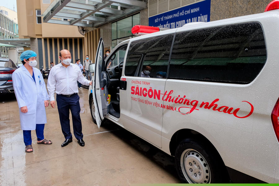 Ông Lê Trọng Khương – Phó Chủ tịch Tập đoàn Hưng Thịnh kiêm Tổng Giám đốc Hưng Thịnh Landtại buổi trao tặng 1 xe cứu thương cho BV điều trị Covid-19 An Bình