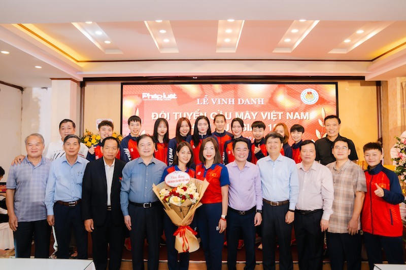 Với tấm Huy chương Vàng ASIAD 19 tại nội dung đồng đội bốn người nữ, Đội tuyển Cầu mây Việt Nam không chỉ “giải tỏa cơn khát” huy chương mà còn giúp thể thao Việt Nam nâng thêm vị thế trên bản đồ thể thao châu lục. Hình ảnh được ghi nhận trong lễ vinh danh Đội tuyển Cầu mây Việt Nam do Báo Pháp luật Việt Nam tổ chức. ảnh 9
