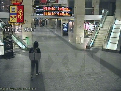 Nghi phạm Anis Amri (trái) tại nhà ga trung tâm thành phố Milan, Italy rạng sáng 23/12.