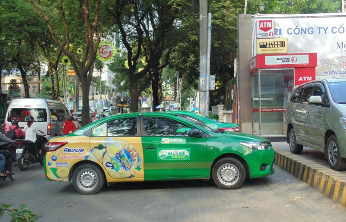Xe Taxi Mai Linh chắn ngang vỉa hè trên đường Nguyễn Thị Minh Khai.