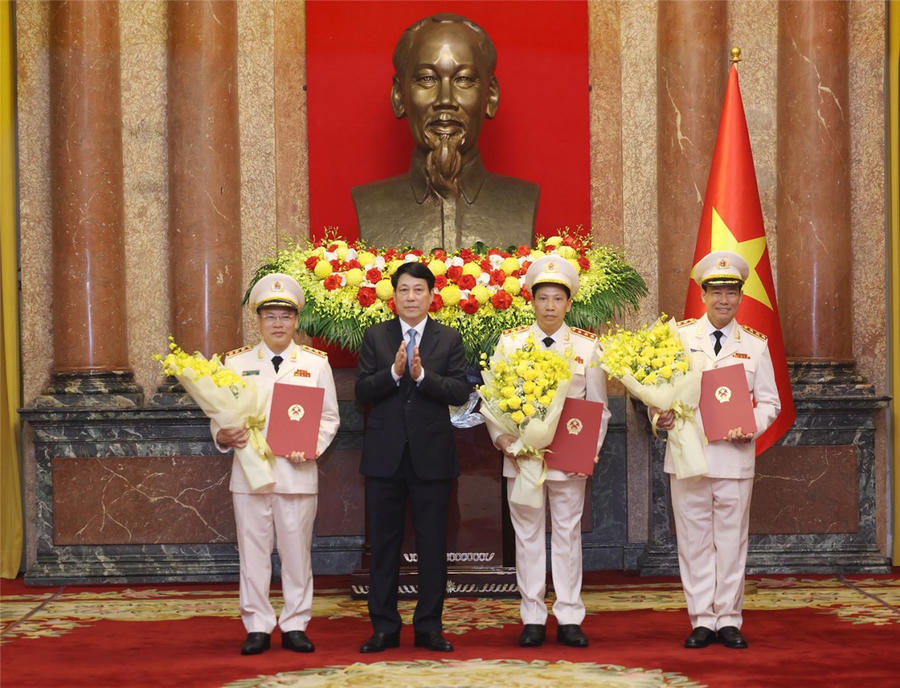 Sáng cùng ngày, tại Phủ Chủ tịch, Chủ tịch nước Lương Cường đã trao Quyết định thăng cấp bậc hàm Thượng tướng đối với các đồng chí Thứ trưởng Bộ Công an Lê Tấn Tới, Lê Văn Tuyến, Nguyễn Văn Long. (Ảnh: Bộ Công an)