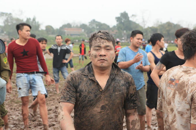 Một thanh niên thất thần sau màn tranh giành cướp phết không thành.