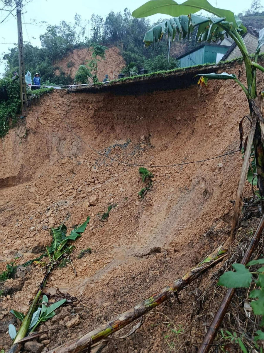 Đến chiều 1/11, khoảng 1/2 QL 46C đã bị xói lở.